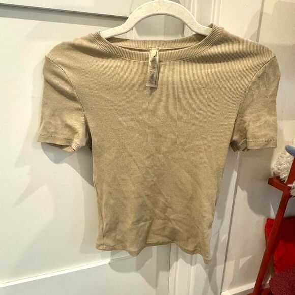 SKIMS Tops - Skims Women's Tan and Cream T-shirt